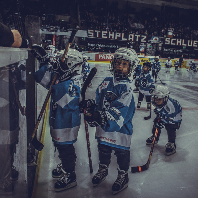 Hockeyschule in der ersten Pause, im Spiel zwischen dem EHC Kloten und dem HC Fribourg-Gottéron, in der 39. Runde der National League, in der Swiss Arena, am 14.01.2018. Foto von Remo Max Schindler.